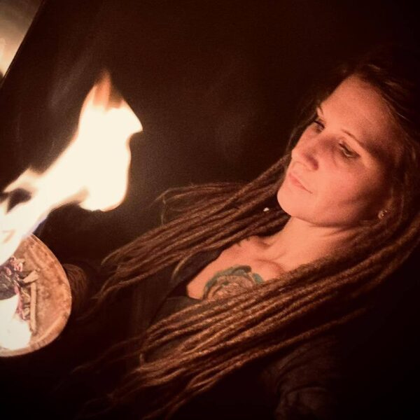 Carolin ‚Caro‘ – Schamanin aus Baunach bei Bamberg – bei nächtlichem Ritual mit ritueller Feuerschale, meditativer Blick, spirituelle Zeremonie und Erdung in dunkler Atmosphäre